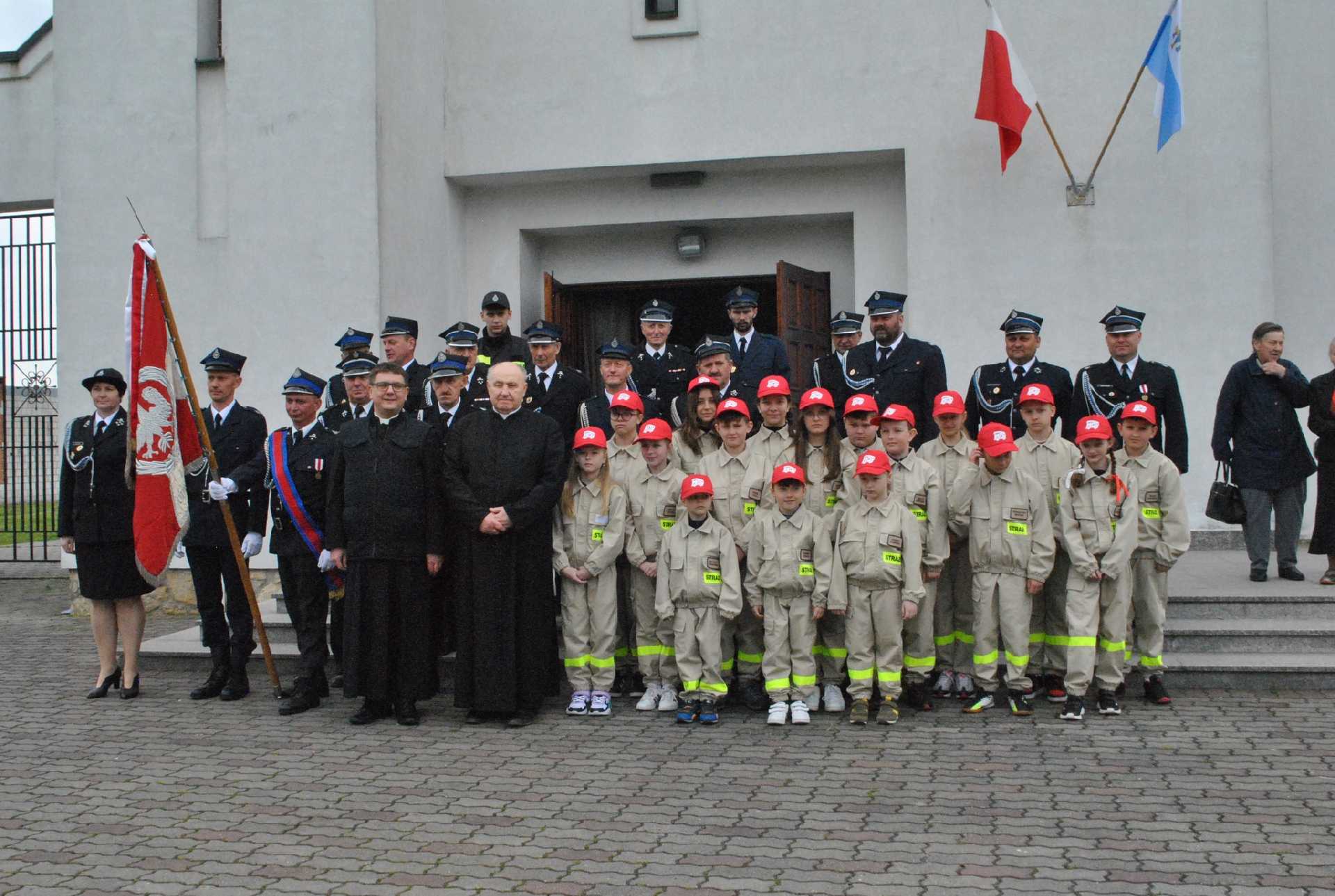 Zaprzysiężenie młodych strażaków